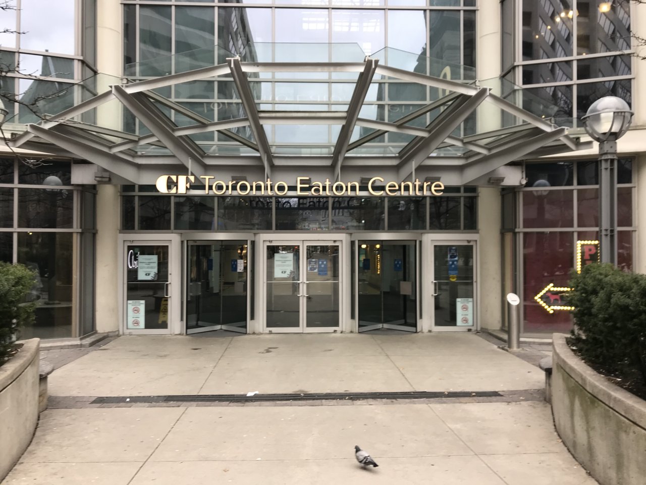 CF Toronto Eaton Centre, Toronto, The hustle and bustle of the Toronto  Eaton Centre 🛍️ - 📹 Toronto Papi (@toronto_papi_), By blogTO