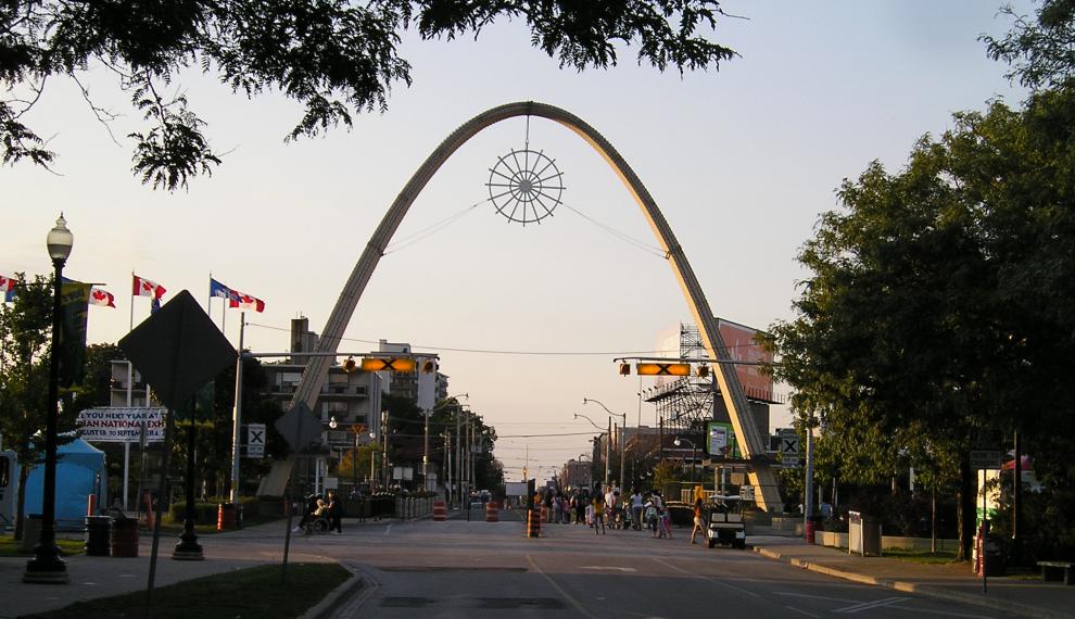 Dufferin_Gates_-_CNE_Grounds,_Toronto_(September_1_2005).jpg