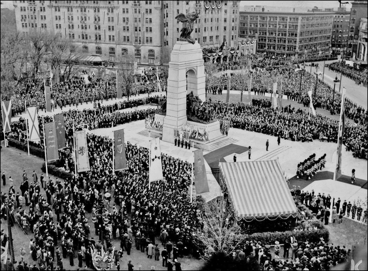 His Majesty unveiled the memorial 1939 TPL.jpg