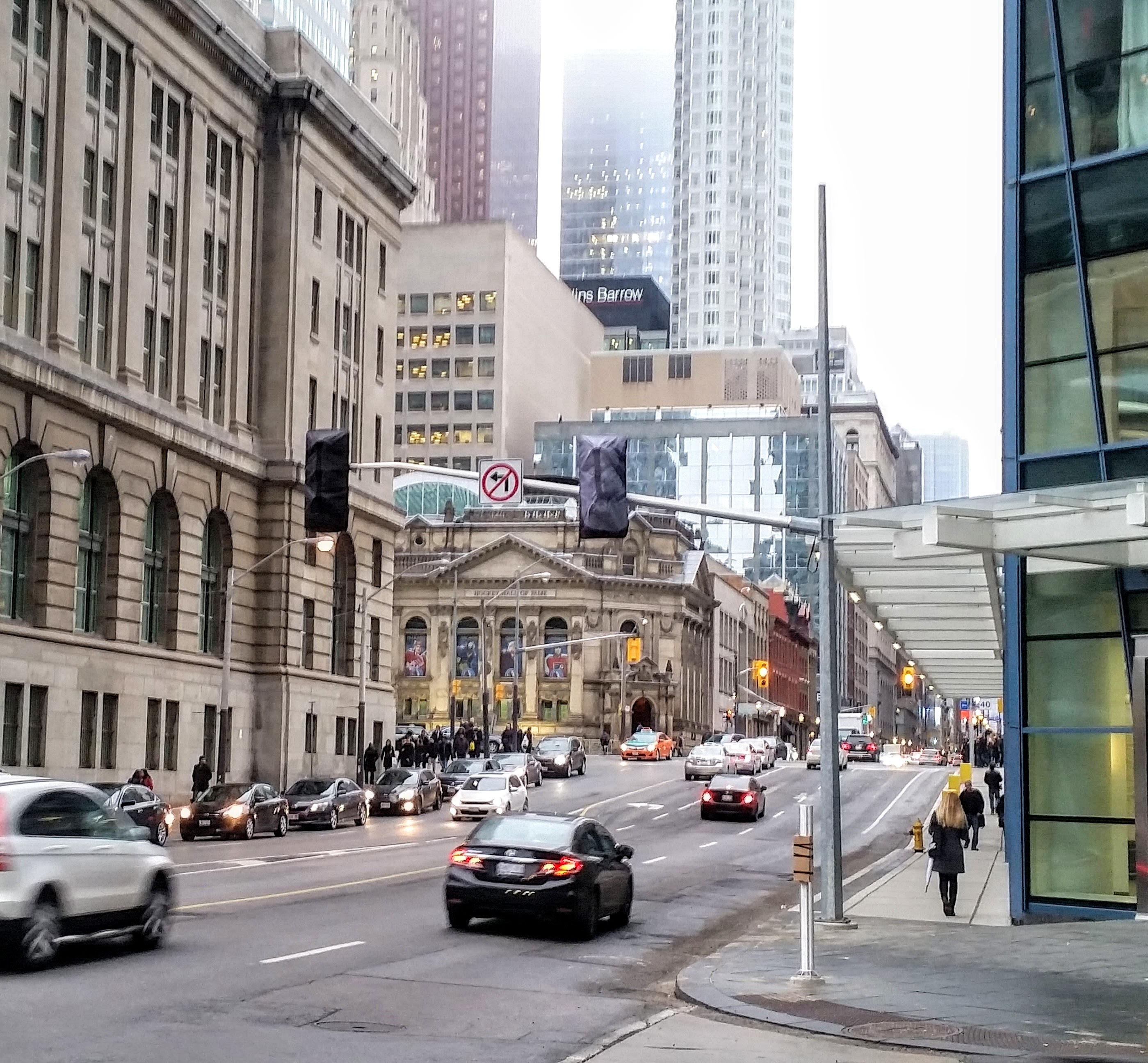 new-traffic-lights-at-yonge-and-the-esplanade.jpg