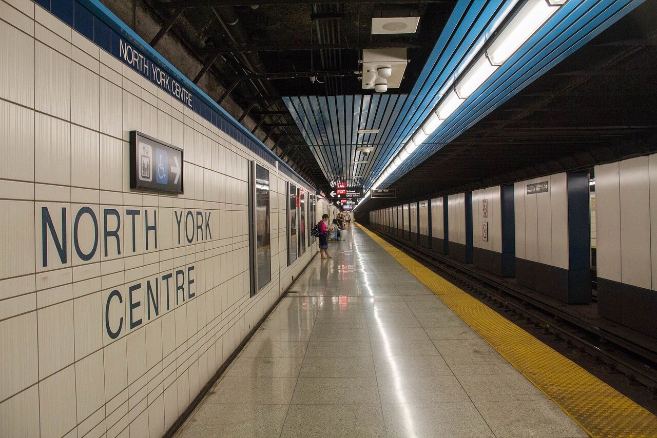 North_York_Centre_Station_Platform_01.jpg