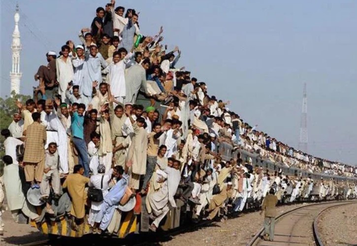 Overcrowded train.jpg