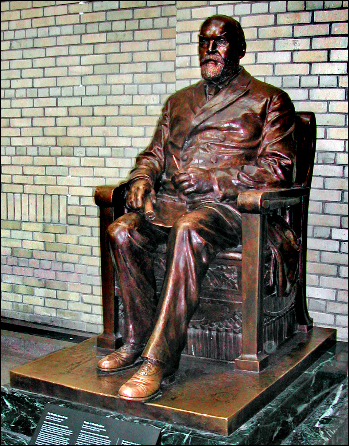 Timothy Eaton statue.jpg