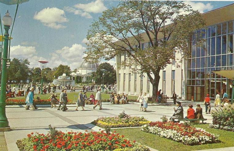 x-postcard-toronto-exhibition-queen-elizabeth-building-people-in-front-1950s.jpg