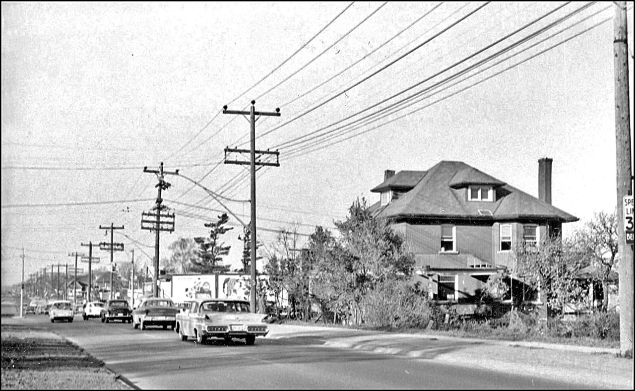 Yonge St. looking north. The house on the right is at the S-E corner of Yonge and Cummer Ave. ...jpg